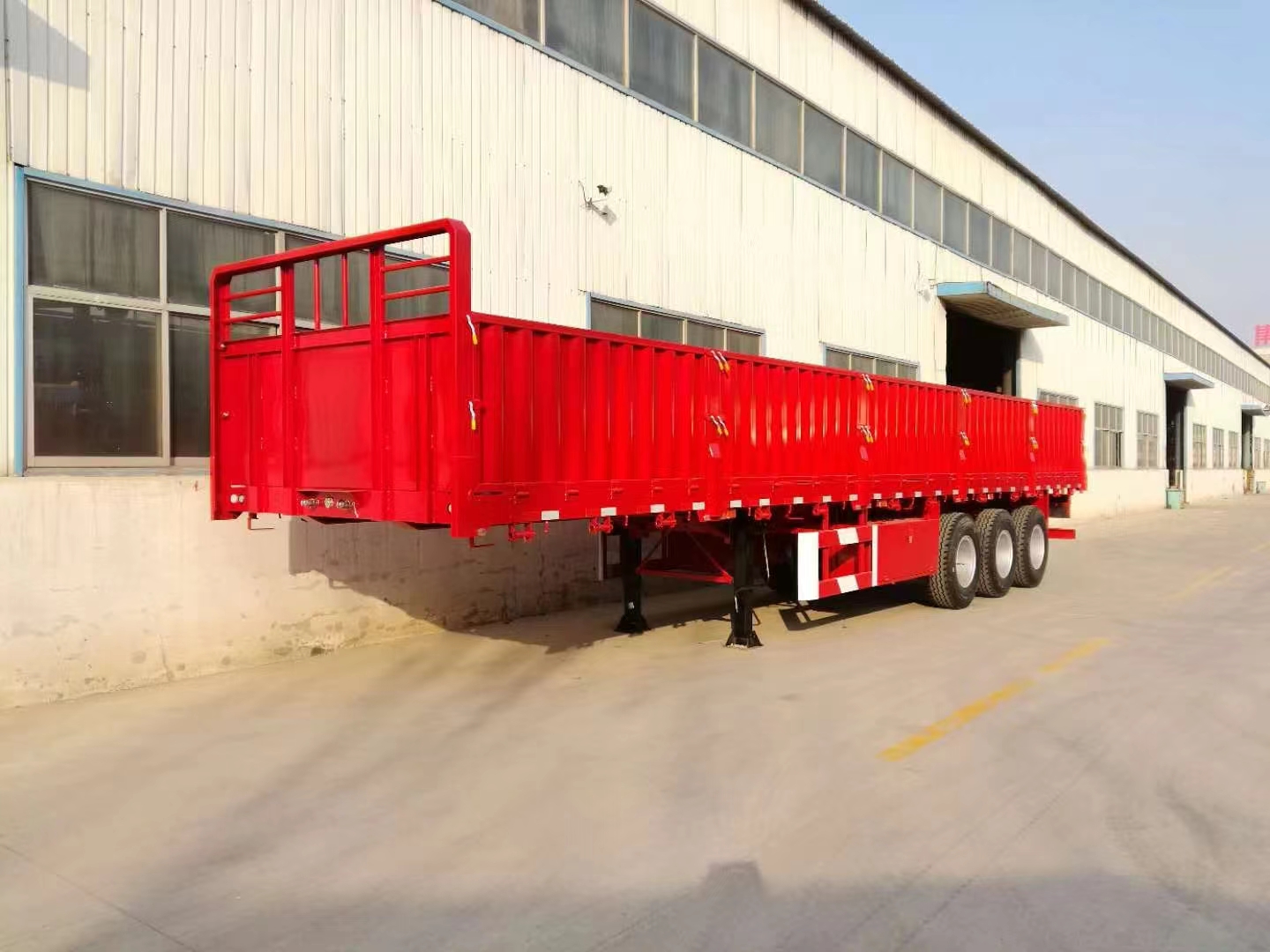 Os semi-reboques dropside JUPITER de 3 eixos estão prontos para envio