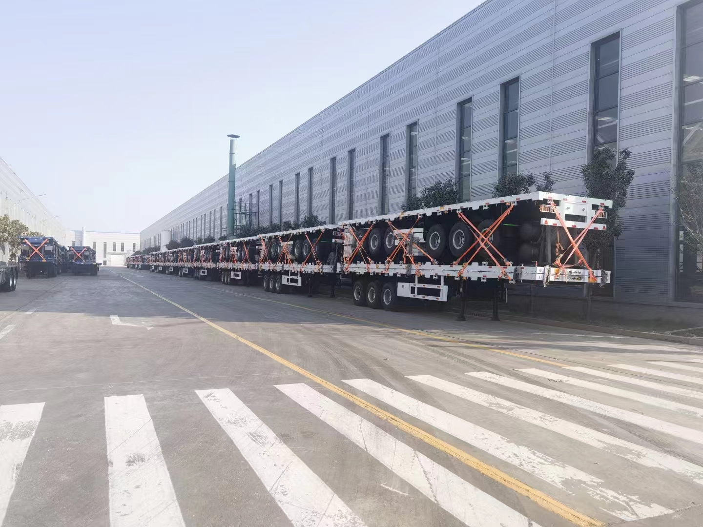 Os semi-reboques dropside JUPITER de 3 eixos estão prontos para envio