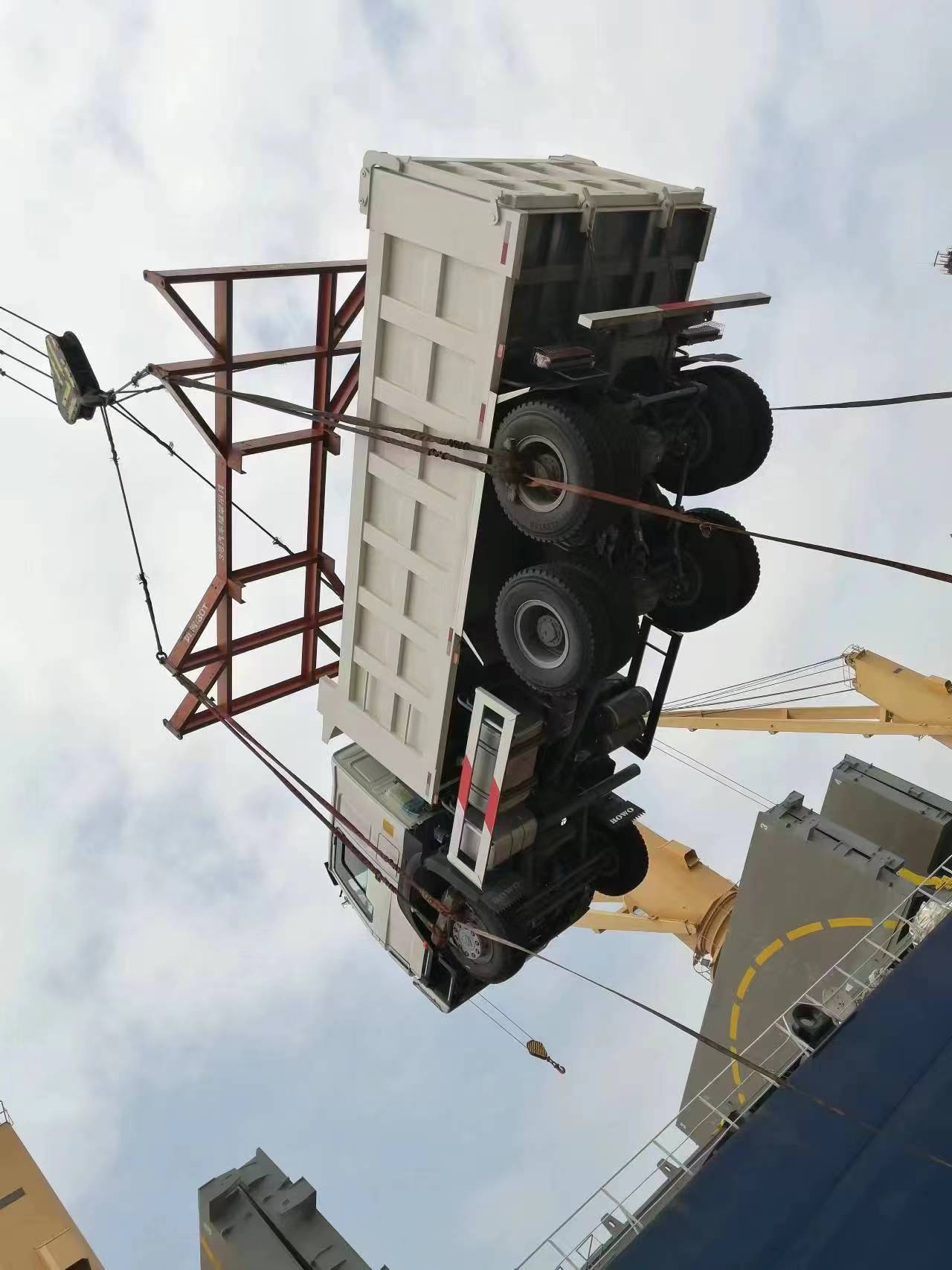 Os caminhões basculantes SINOTRUK HOWO 6*4 ESTÃO PRONTOS PARA ENVIO