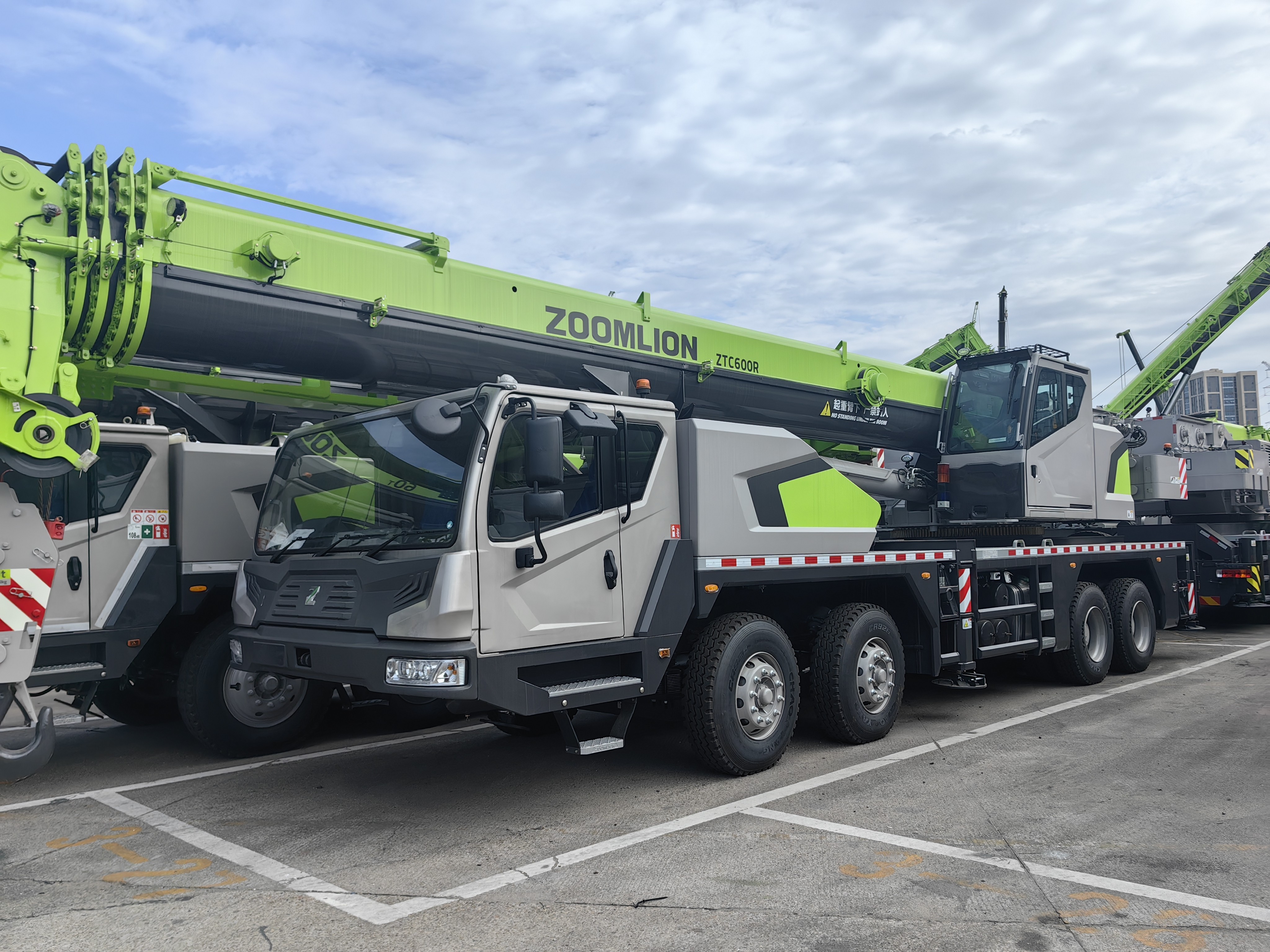 Uma unidade 60T Crane de caminhão está pronta para entrega